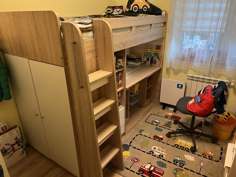 детско двуетажно легло с бюро и гардероб