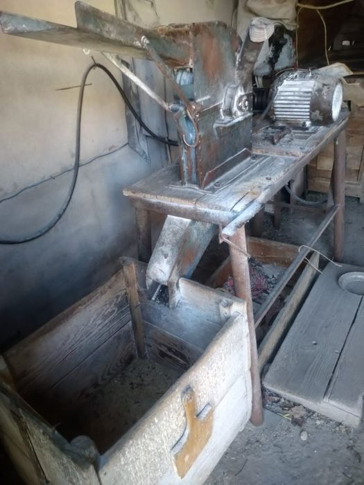 Vând moara cu ciocane în stare foarte bună de functionare