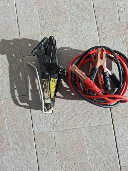 vand  cabluri noi si cric pentru masina.