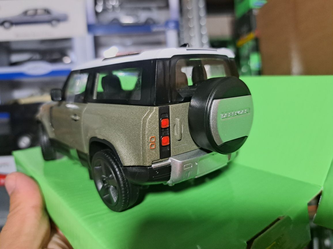 1:24 Range Rover Defender - с рег. номера по избор
