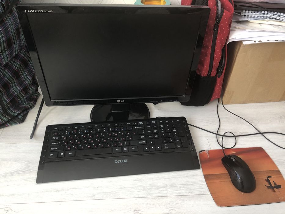 Комплект :монитор ,клавиатура