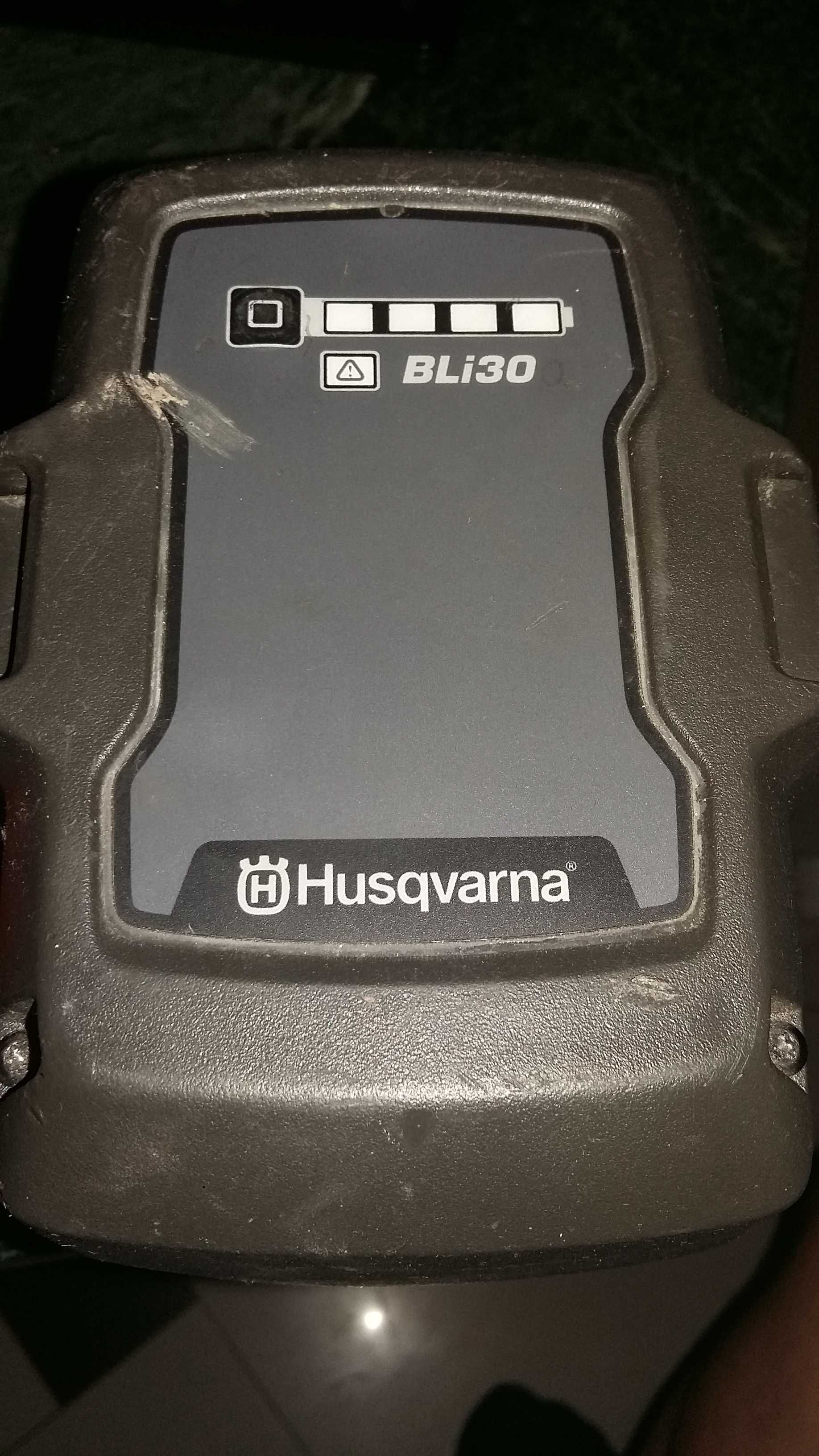 Vînd baterie HUSQVARNA ptr.scule diverse 2/4/8Ah-'în stare perfectà