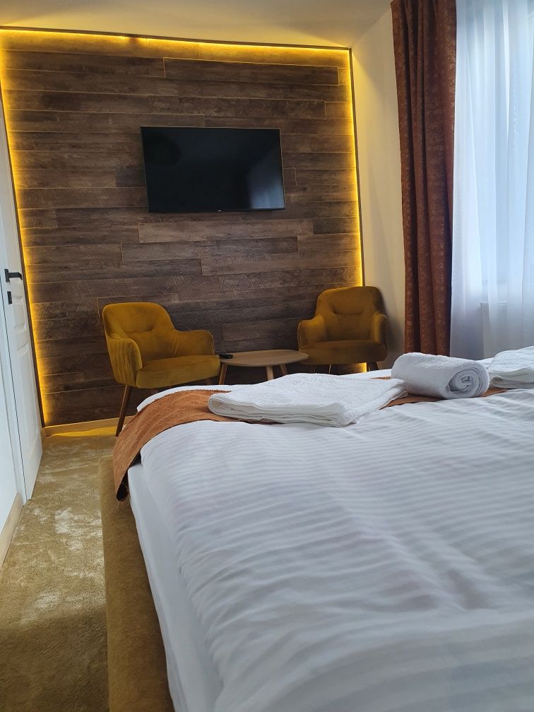 Inchiriez în regim hotelier apartament și casă până în 6 persoane!