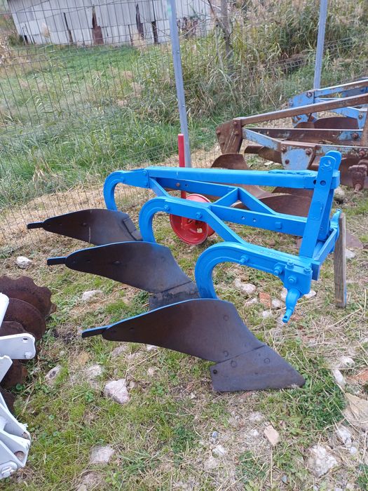 Plug de vanzare dupa tractor 3 brezde dupa tractor de la 50 cp in sus