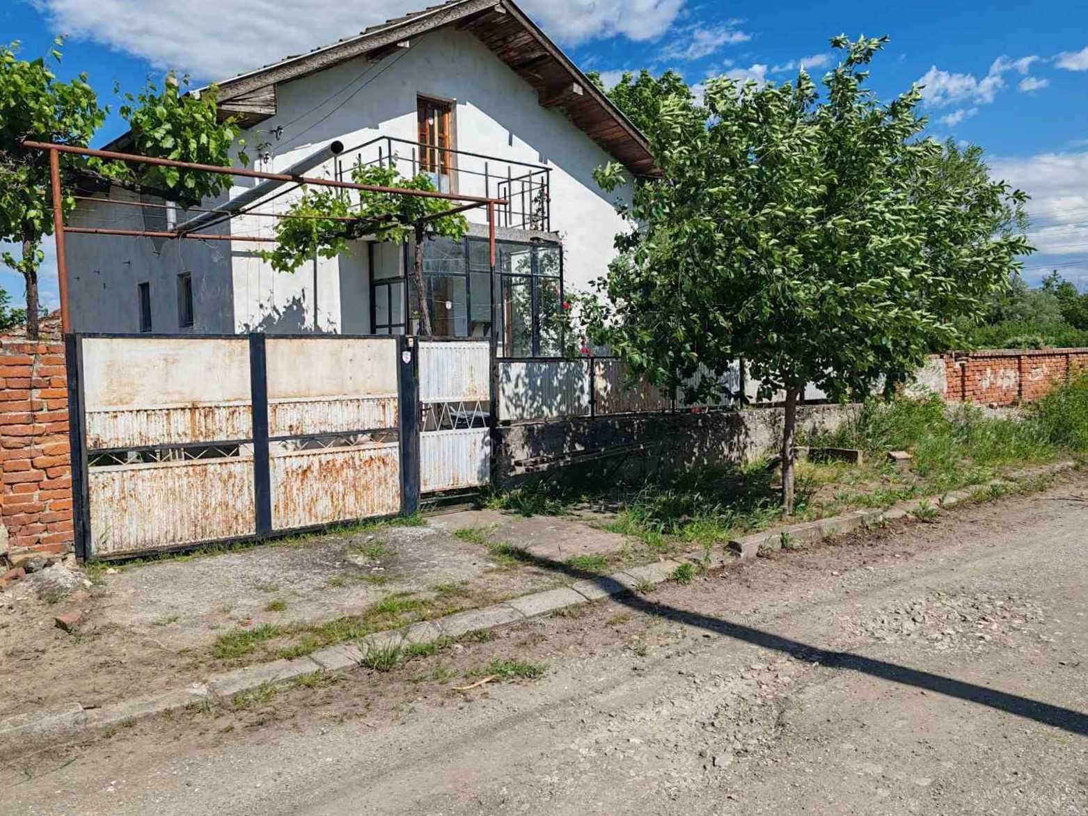 Двуетажна, масивна къща, 3. 2 дка двор,  Баня, WC, лятна кухня