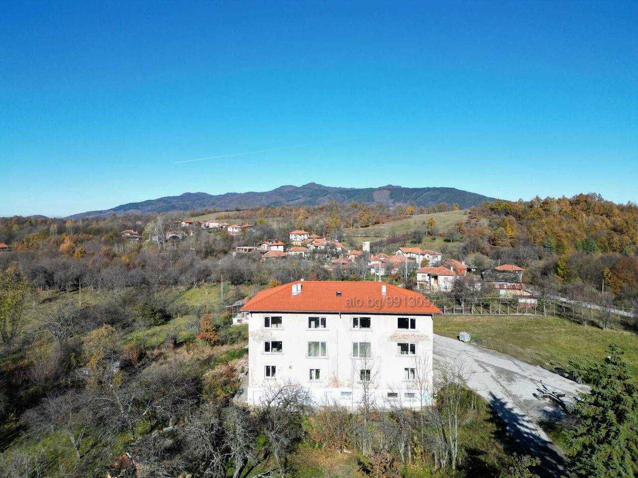 Къща в гр. Априлци, кв. Острец, РЗП 633 кв.м.