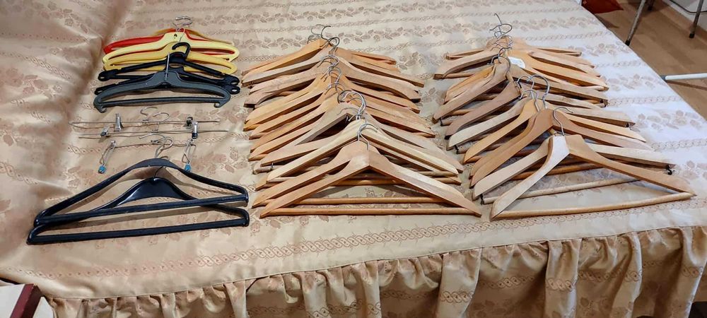 Кристални сервизи,разтегателен диван с ракла,пътеки,закачалки за дрехи