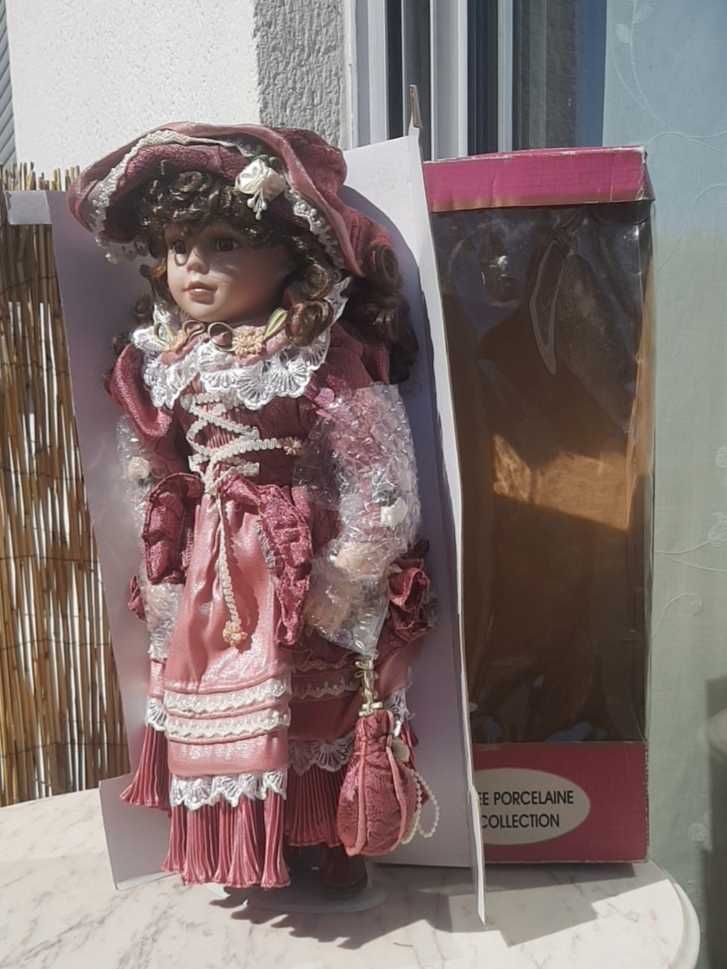 Старинна порцеланова колекционерска кукла със стойка