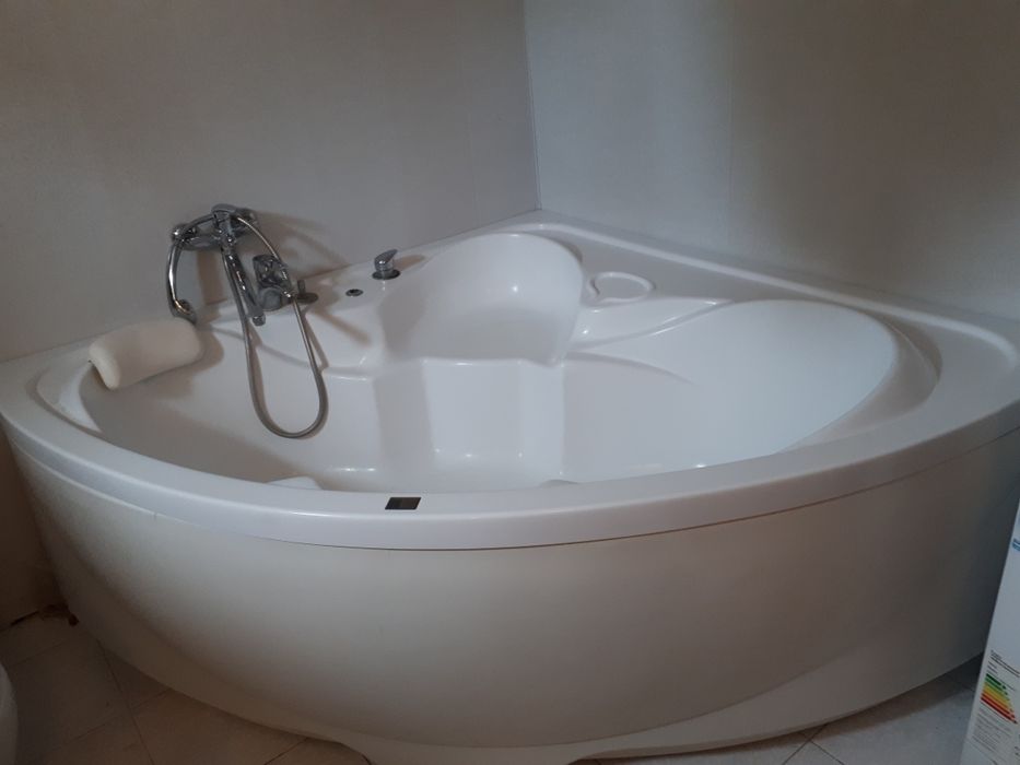 Акриловая  ванна улловая