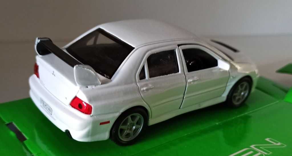 Macheta Mitsubishi Lancer Evo 8 2003 alb - Welly 1/36