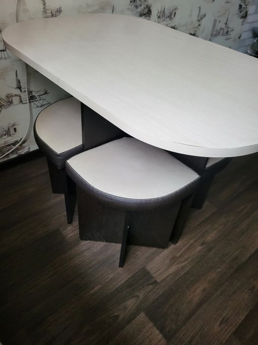 Продам комплект, стол с тубаретками