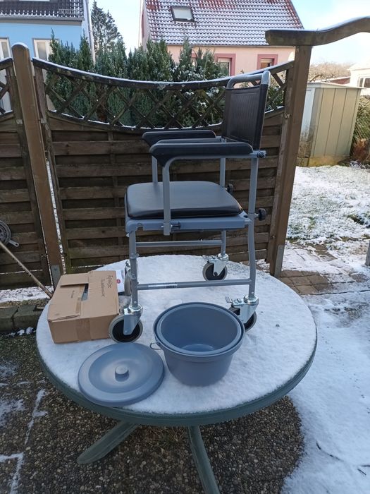 Scaun toaletă cu roți