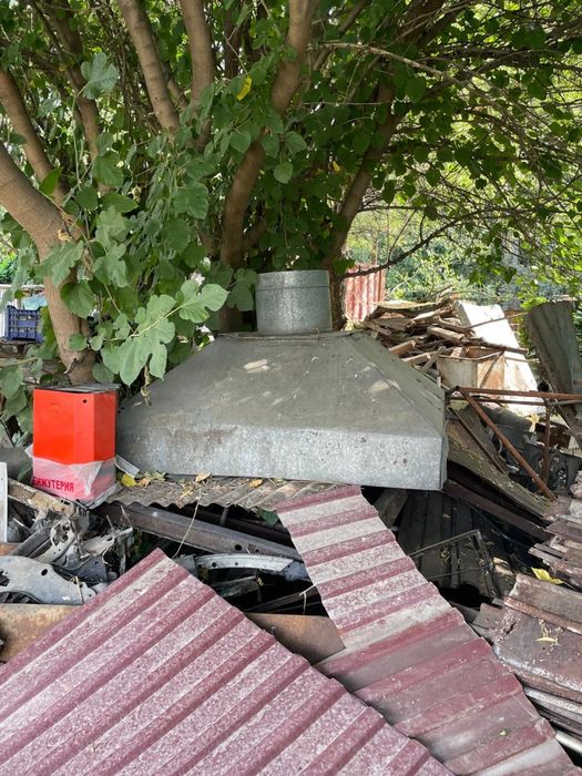 Вытяжка, раковина , газ баллон, люстра