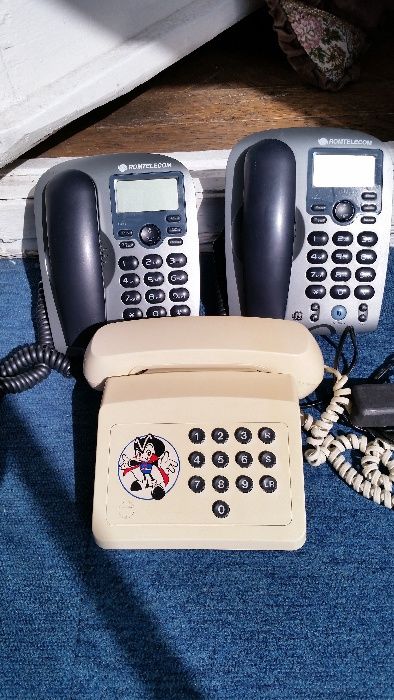 Telefon fix vintage si telefon cu afisaj electronic