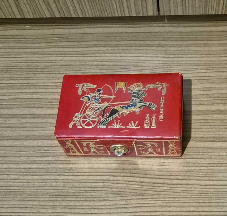 Шкатулки декоративные и изделия из дерева , кожи , керамики и металла.