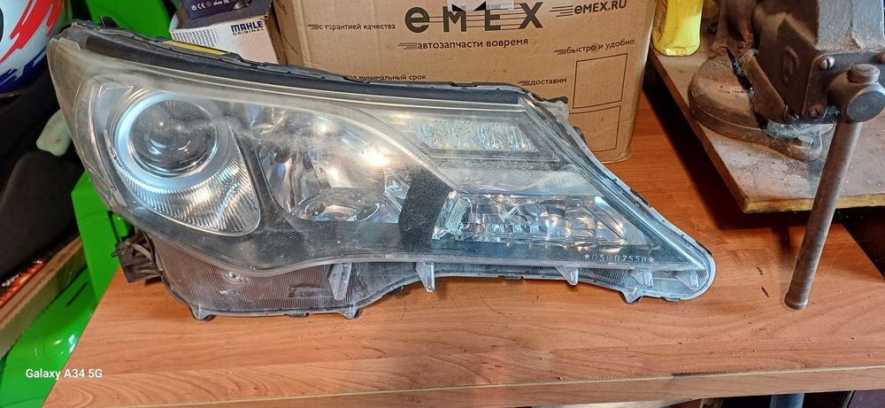 Продам фару Toyota Rav'4