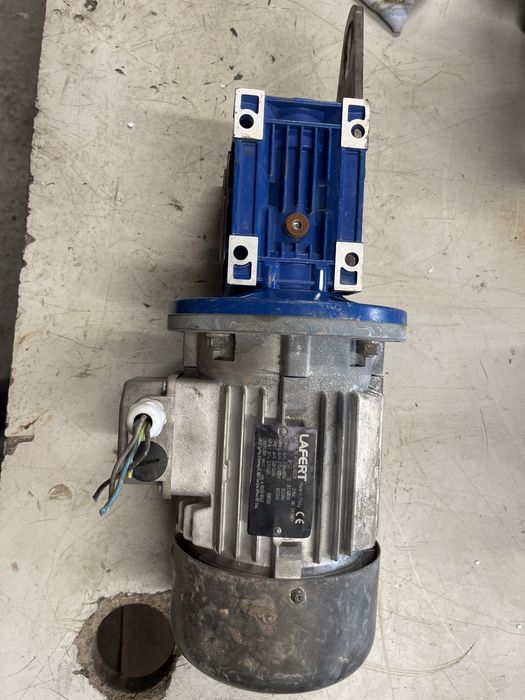Motor electric cu reductor de 0,55 kw