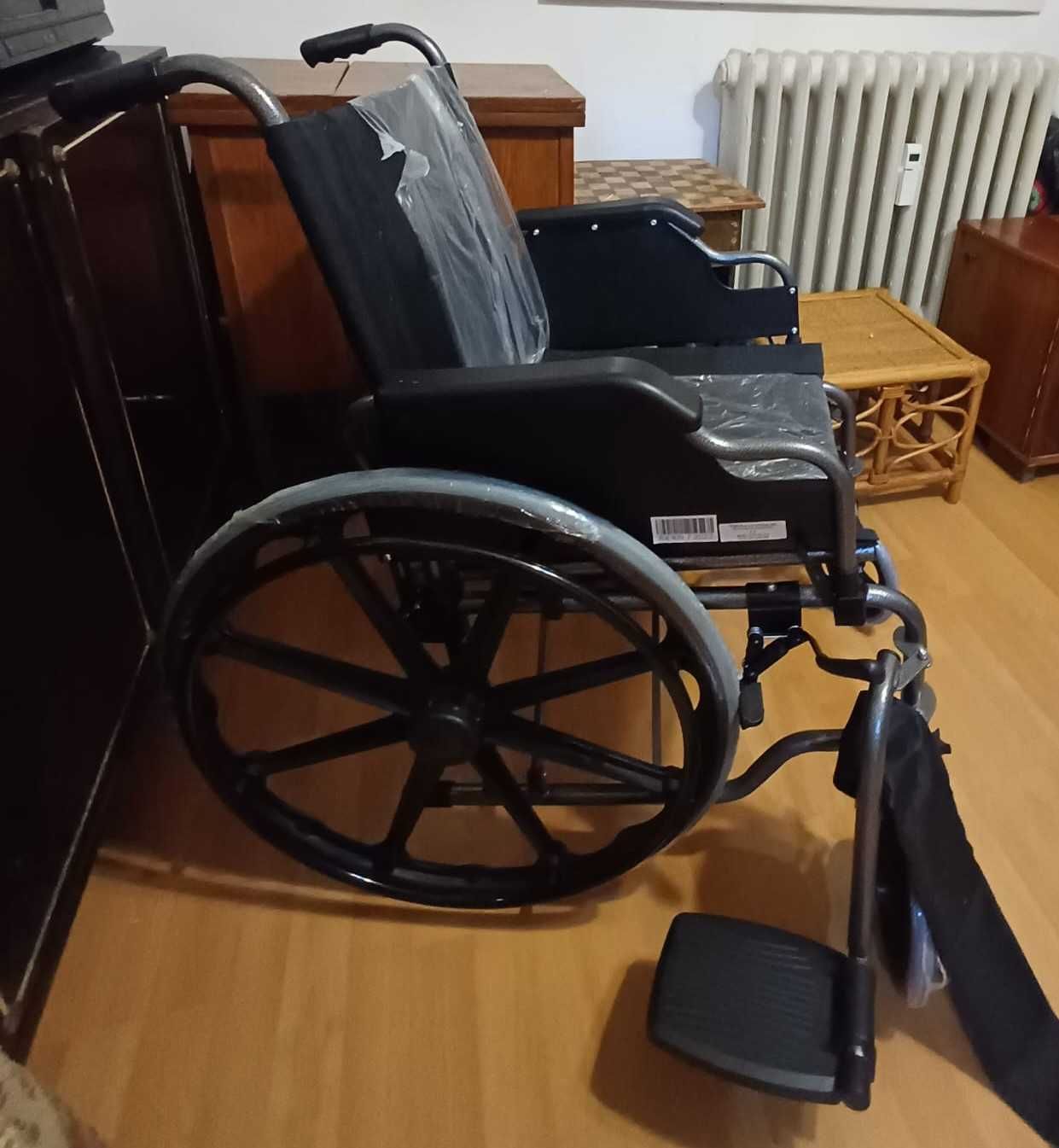 Scaun cu rotile pliabil pentru persoane cu dizabilitati