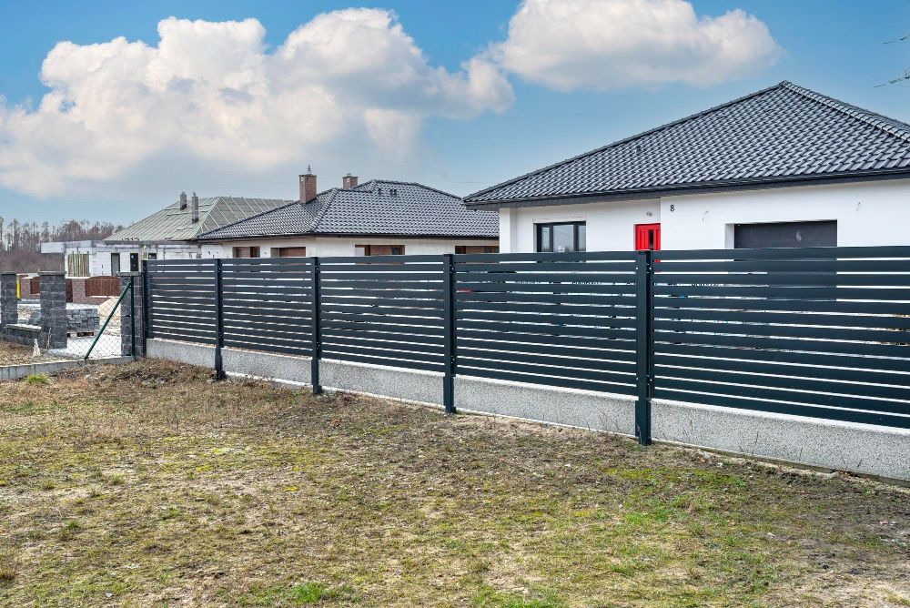 Construim la comanda dvs. garduri si porti din:
- panouri stil jaluzea