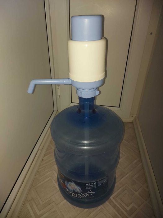 Продам бутыль с механической помпой