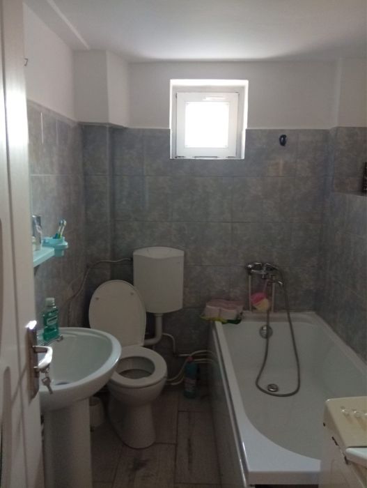 Apartment cu 2 camere,decomandat la vile Savinești cu boxa si gradina.