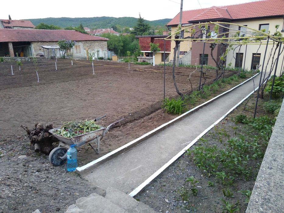 Продавам масивна къща