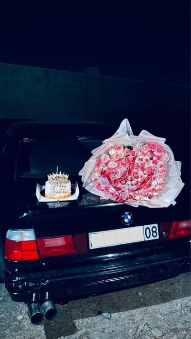 101 Роза бүгін түсті қолға