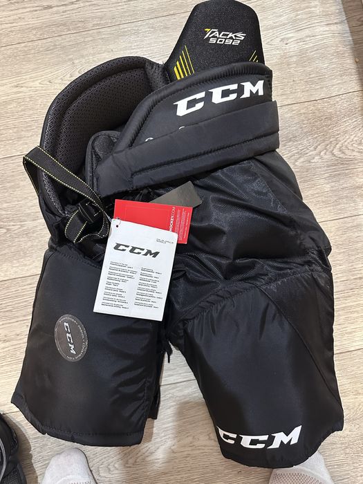 Продам фирменную детскую хоккейную форму новую