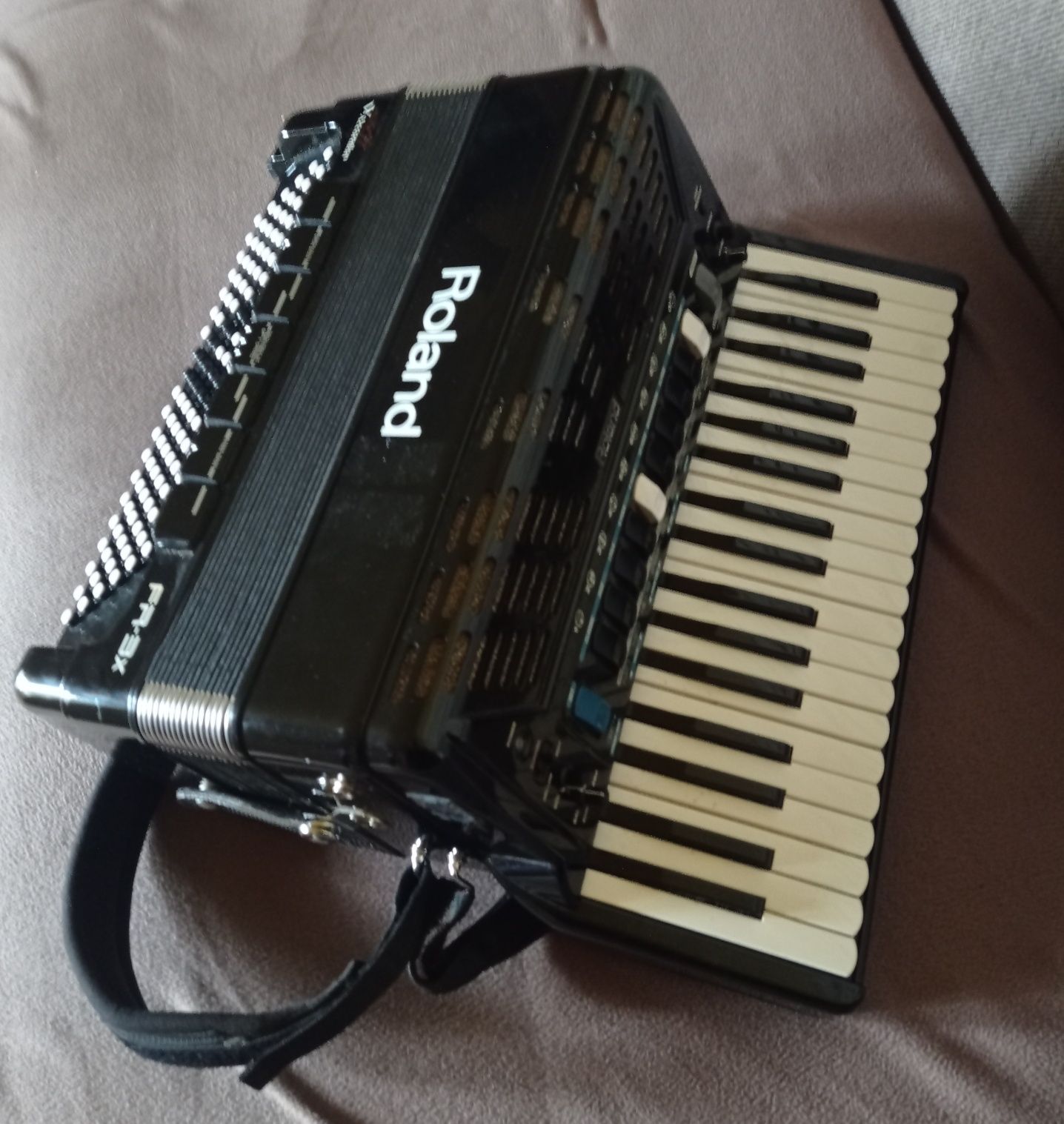 Vând acordeon electronic Roland FR3x