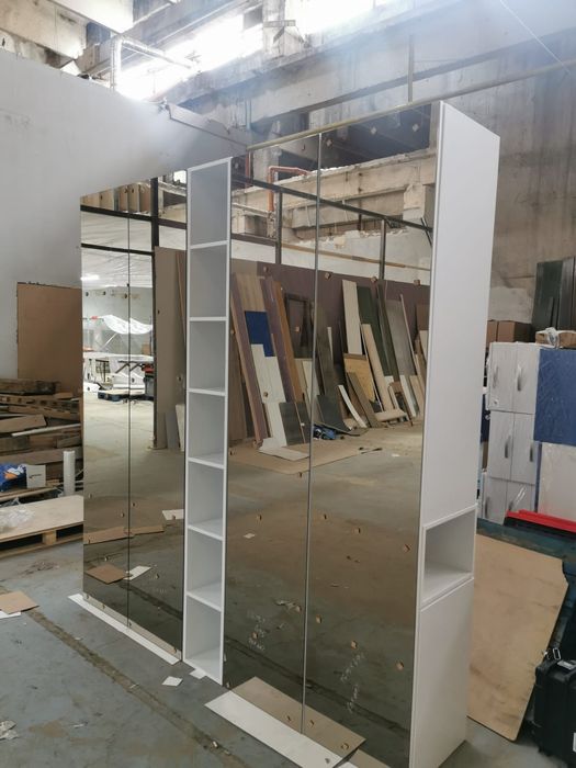 Dulap nou verde U636 si dulap alb cu usi cu oglinda fumurie