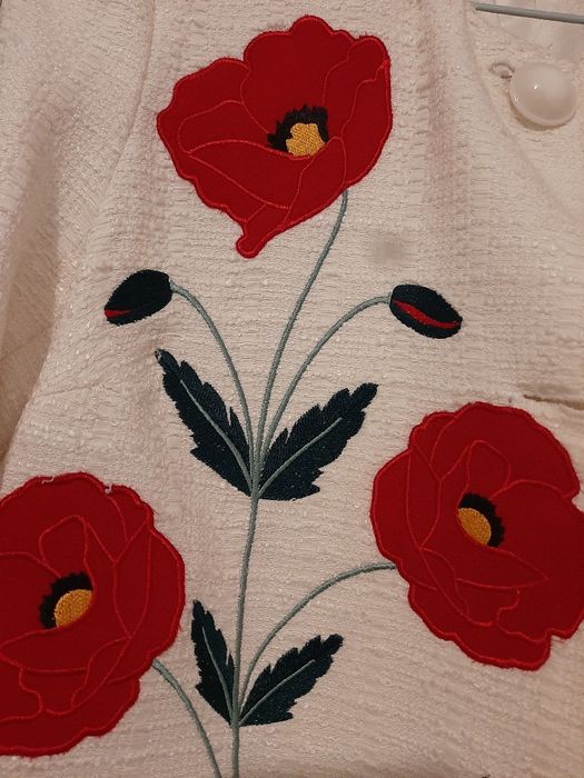 Vând palton cu broderie maci