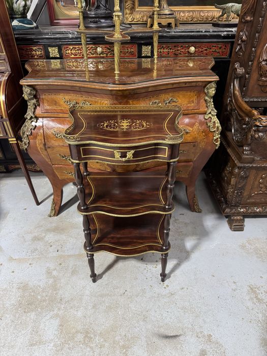 Etajera nepoleon III, cu intarsii si ornamente din alama