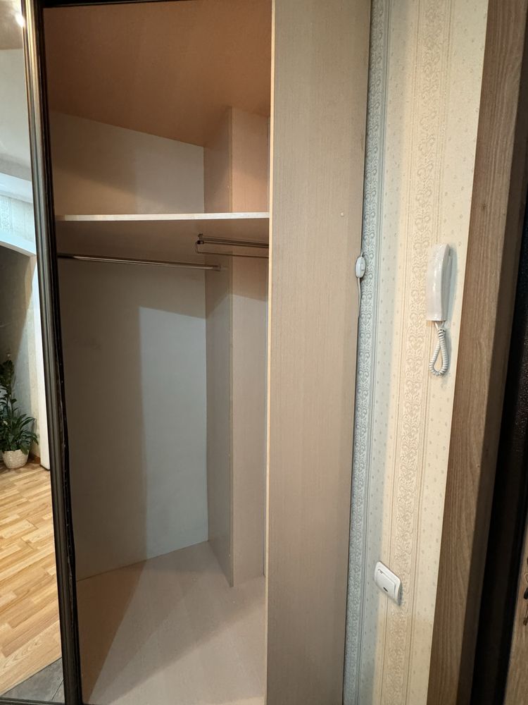 Продам шкаф в прихожую комнату
