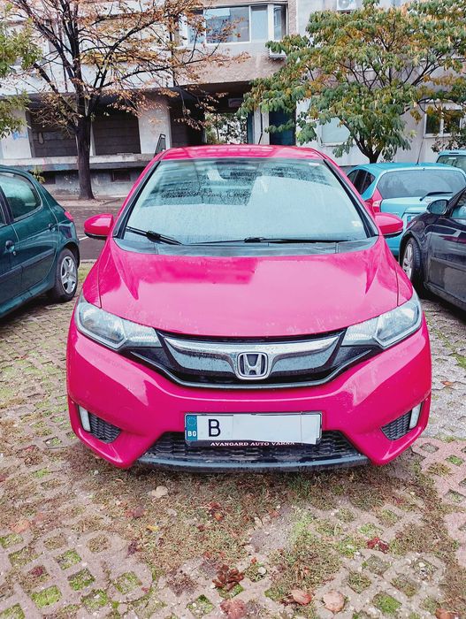 Продавам лек автомобил Хонда-Джаз.