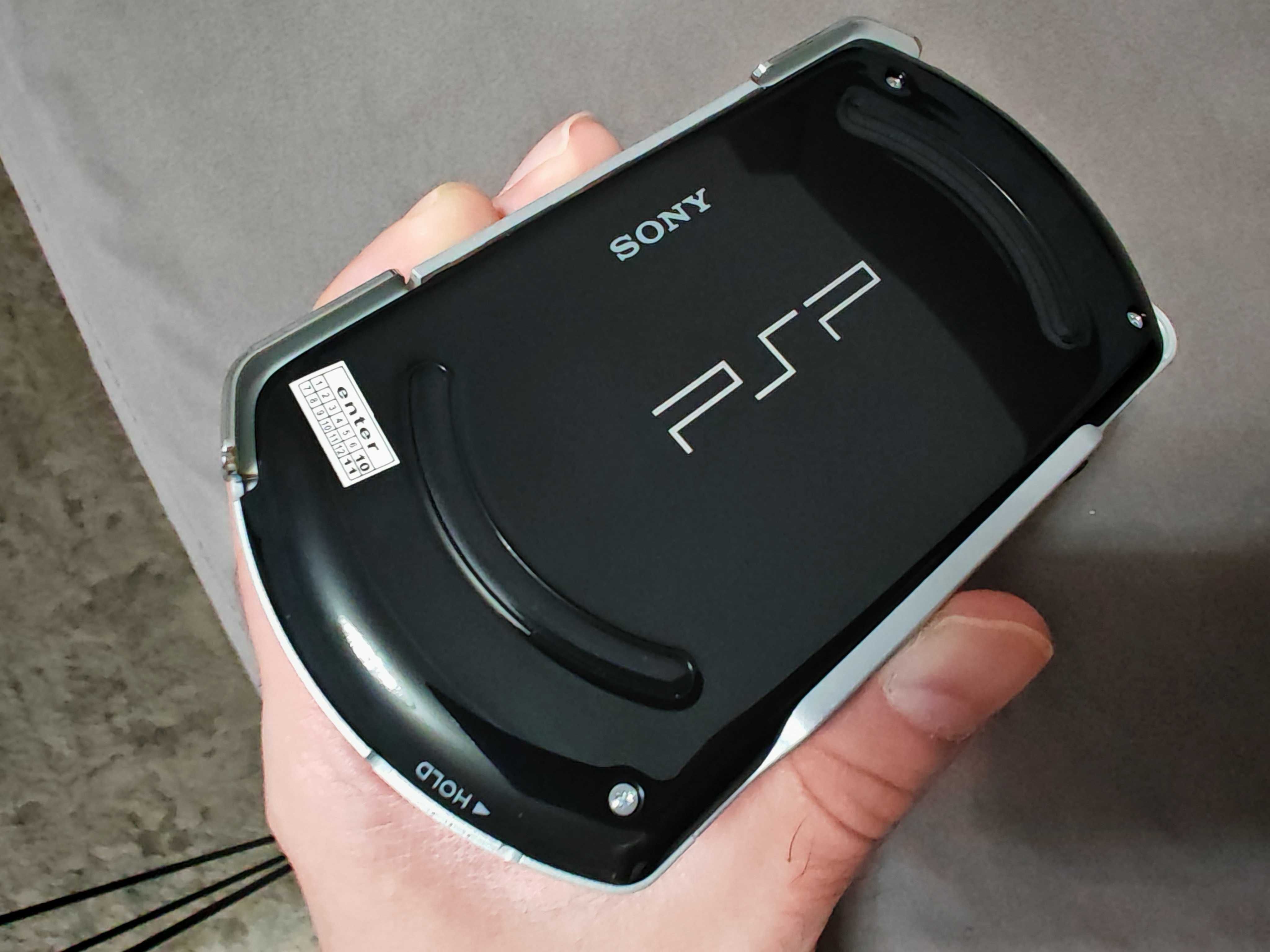 Продам новую PSP Go