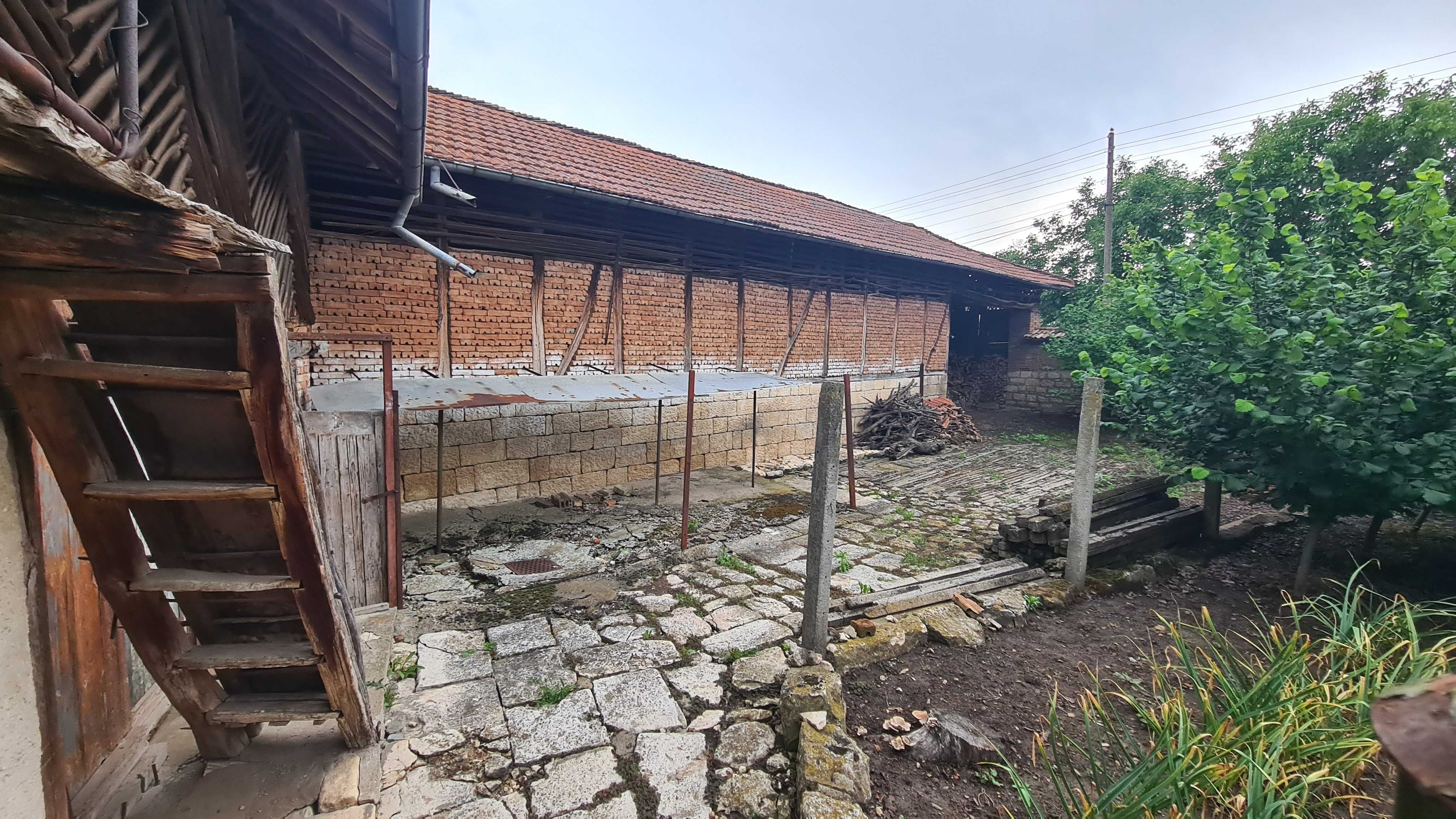1730-Продава се двуетажна тухлена на гредоред къща в Гецово!