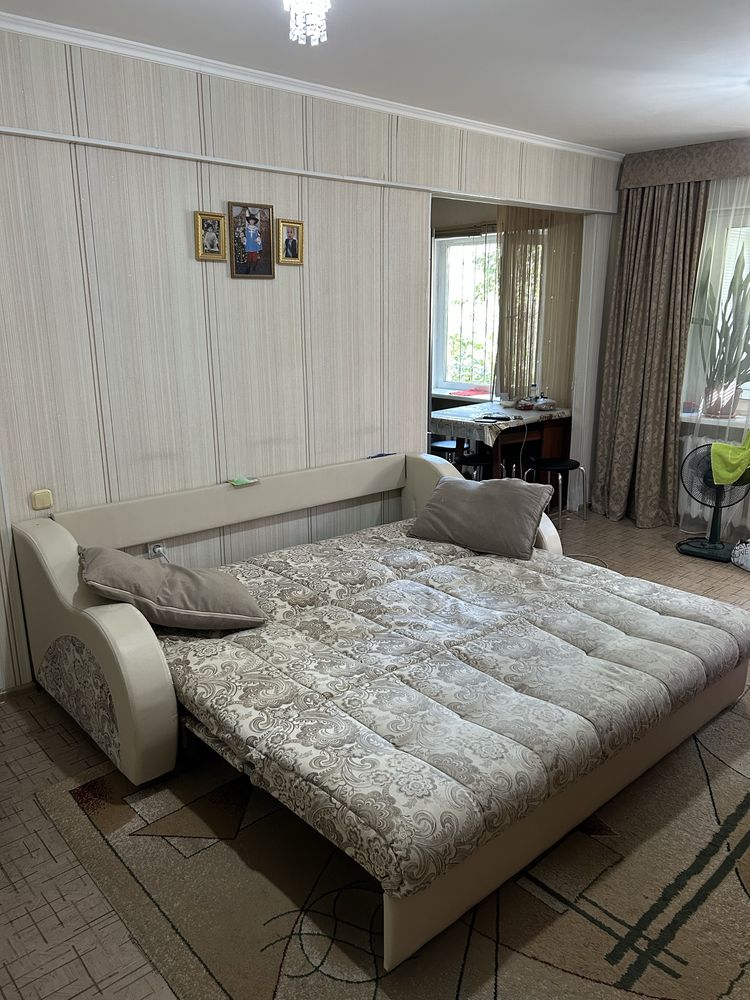 Диван.