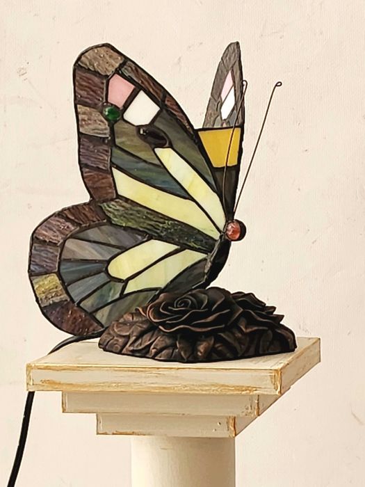 Настолна лампа Tiffany стил – пеперуда