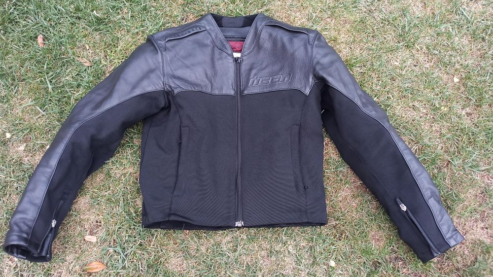 Vând geaca moto ICON Accelerant