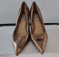 Старо злато обувки