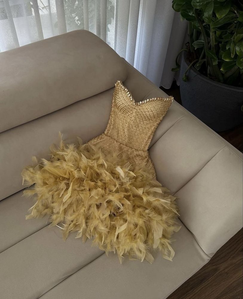 Rochie deosebita de ocazie cu pene si cristale