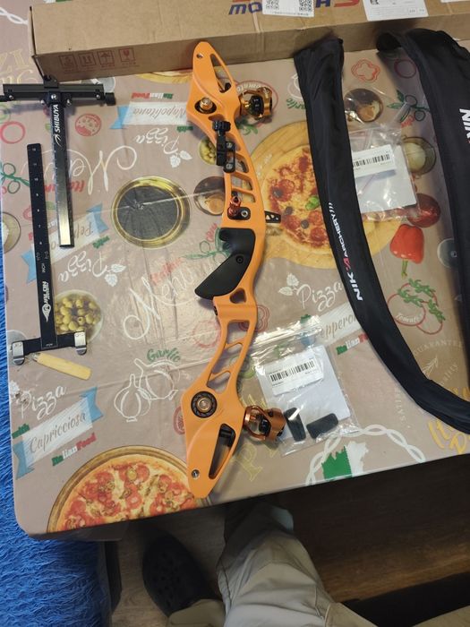 Продавам чисто нов лък напълно оборудван със раница която е чисто нова