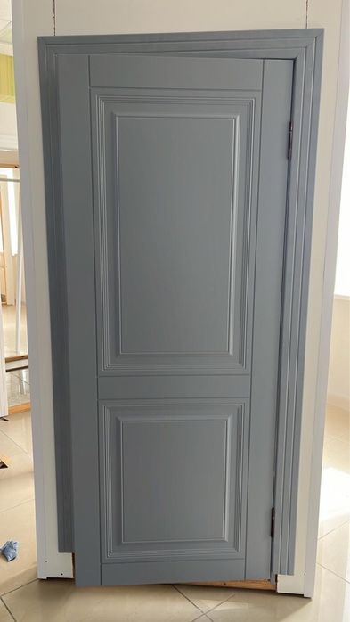 Двери с обноличкой и косяком с петлями