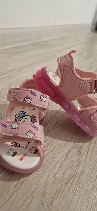 Продам детские сандали