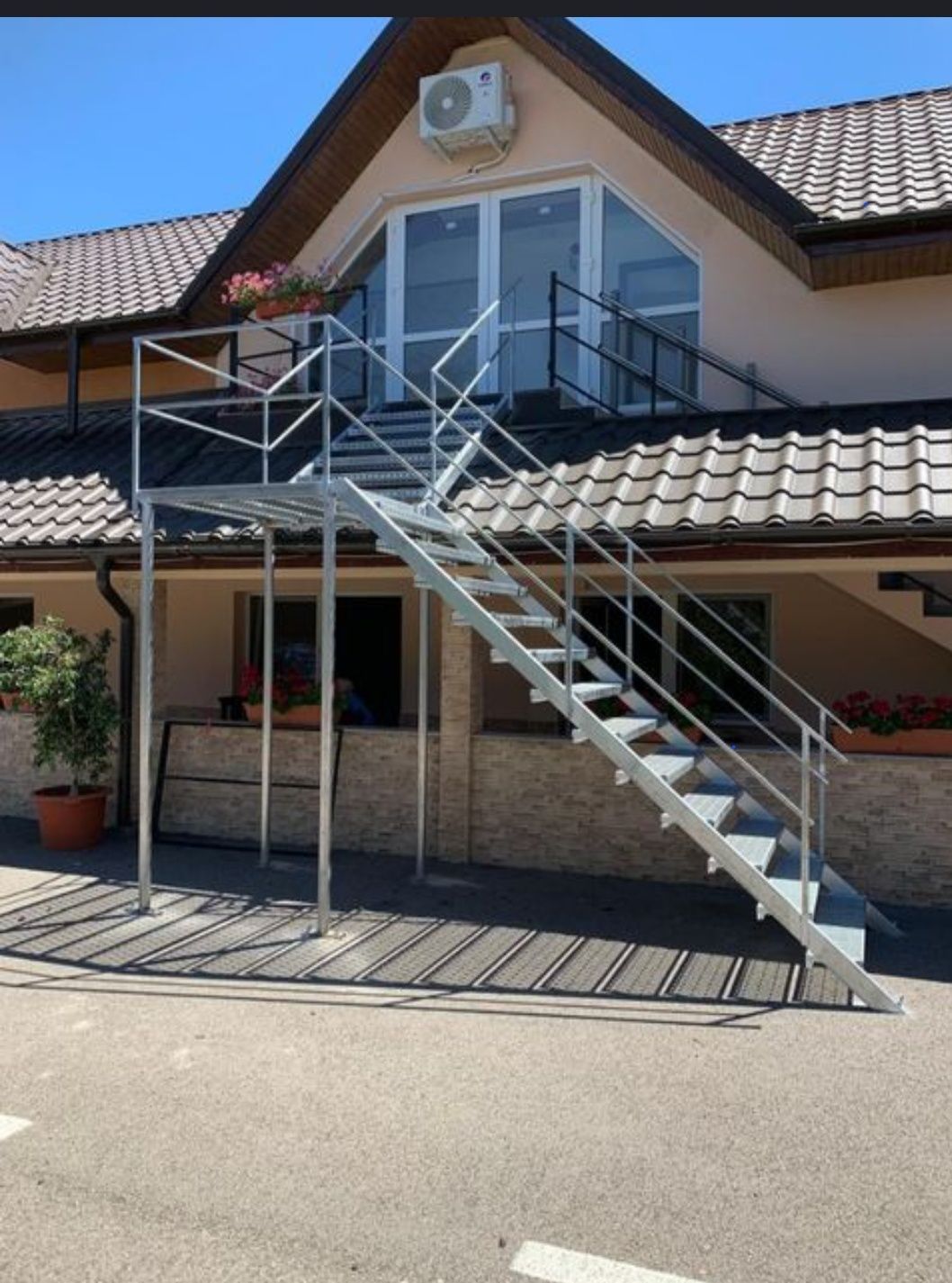 Scări metalice zincate la orce demisiunie și la ce mai bun preț pentru