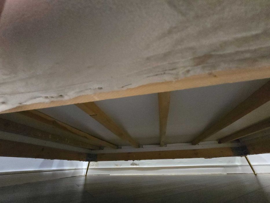 Двуспальная кровать с мягким высоким изголовьем-простенком.