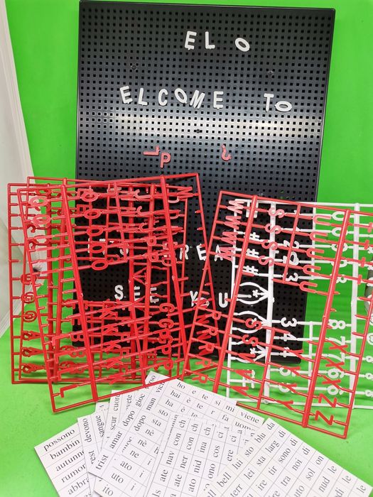 Litere magnetice și tabla gen scrabble. Kit montaj educativ.