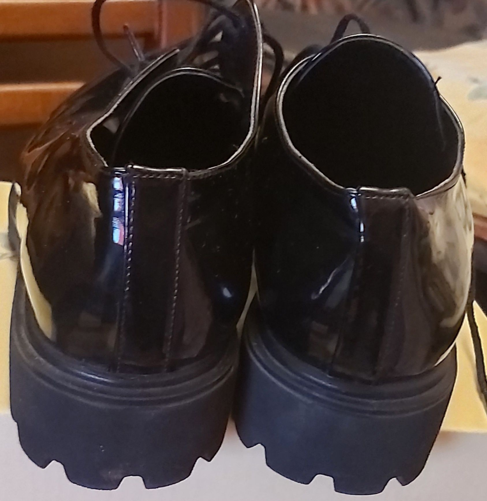 Pantofi negri de lac cu vârf rotund, talpa de bocanci