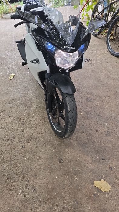 Vând cbr125r jc50