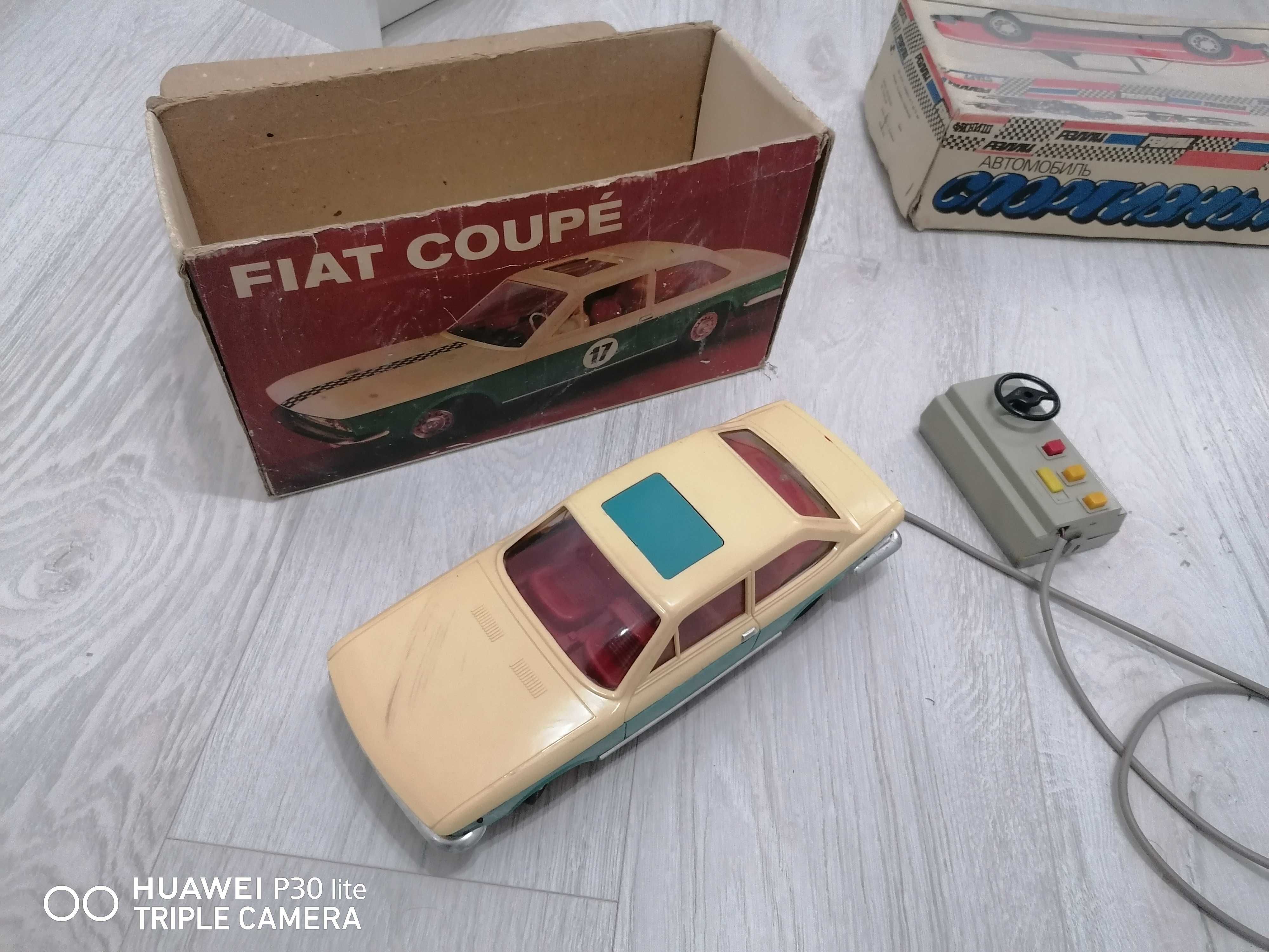 Vând jucărie veche Fiat cu telecomanda